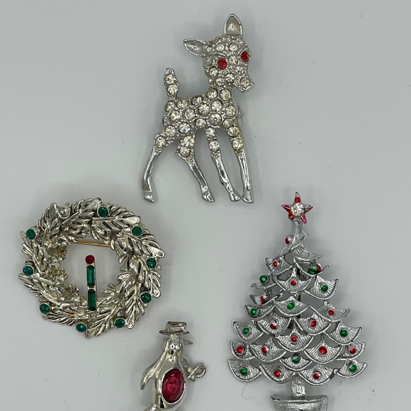 Vintage Christmas Brooches Lot Of 4 Tree Deer Wreath Penguin - Picture 1 of 12